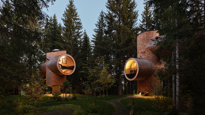 Futuristische Hotelgebäude mitten im Wald bei Dämmerung